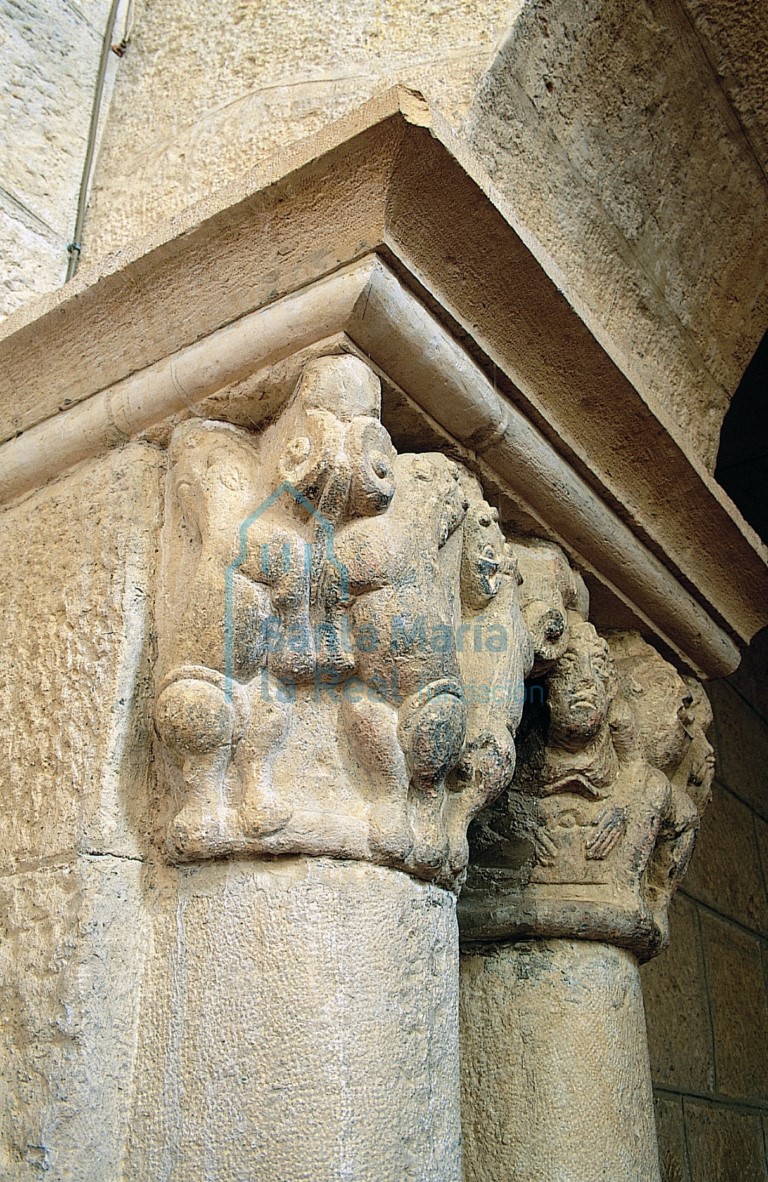 Capiteles figurados del primitivo arco del triunfo