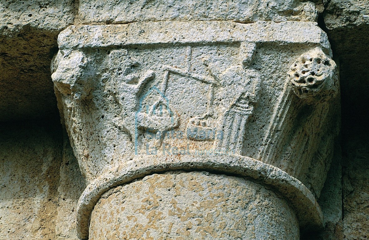 Capitel de la columna adosada al ábside