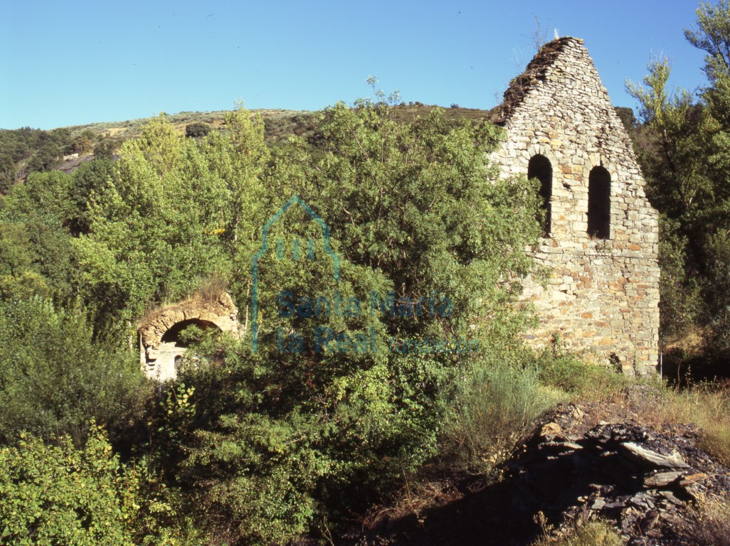 Vistas desde el sudeste de la iglesia. Estado en 1997