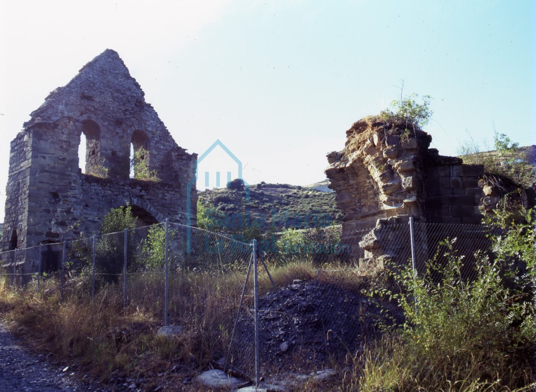 Vistas desde el sudeste de la iglesia. Estado en 1997