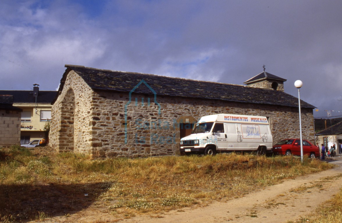 Vistas desde el sudeste de la iglesia. Estado en 1997