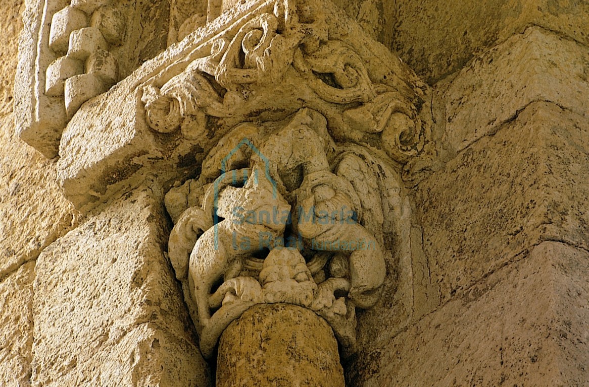 Capitel de la ventana oeste del brazo norte del transepto