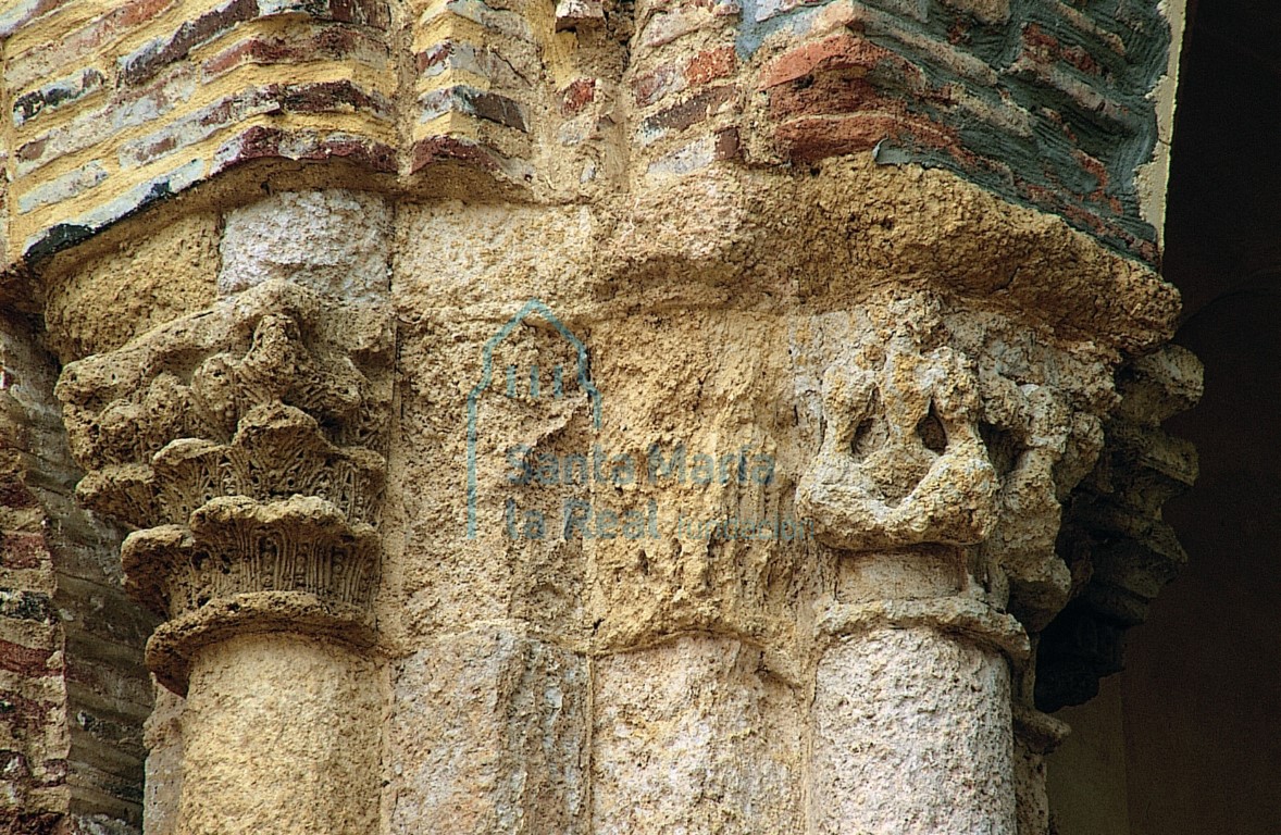 Capiteles izquierdo de la Capilla de San Mancio