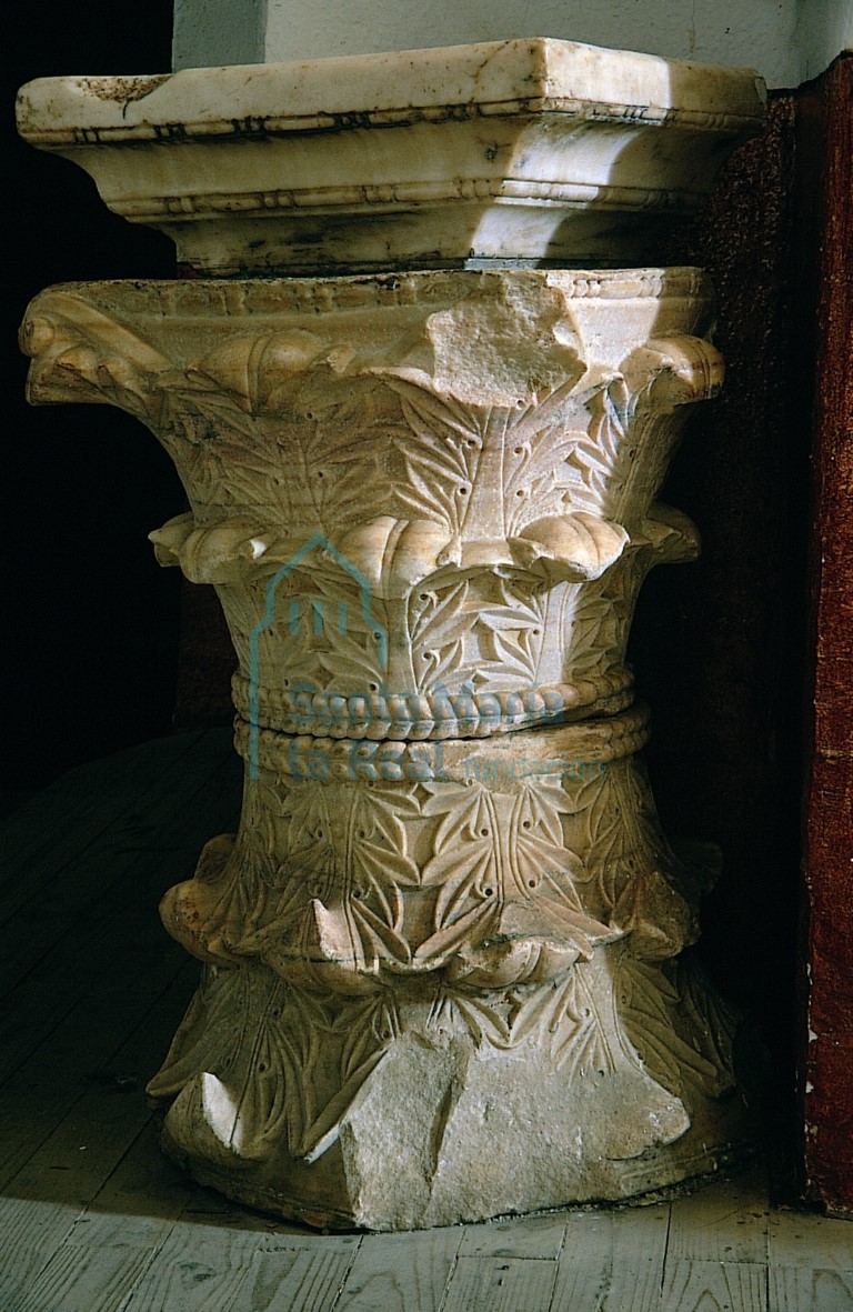 Pila de agua bendita con capiteles y cimacio prerrománicos