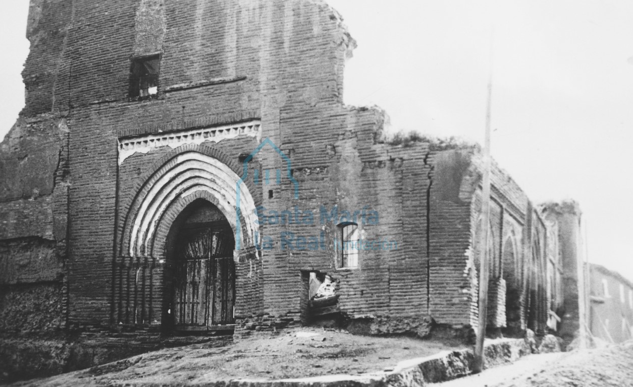 Restos de la portada occidental y muro sur. Foto de Charles Lopez Alberty, hacia 1920