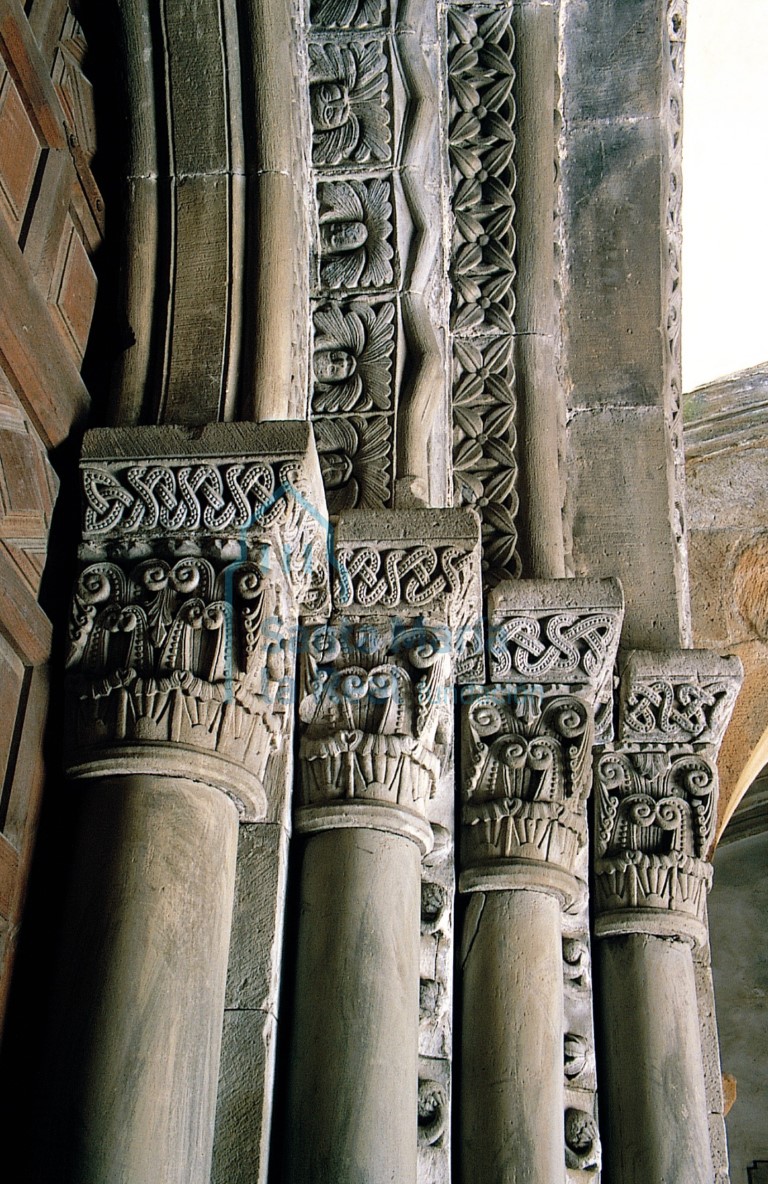 Capiteles del lado derecho de la portada meridional