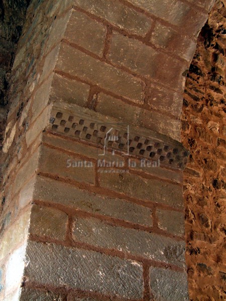 Decoración en las impostas del arco triunfal