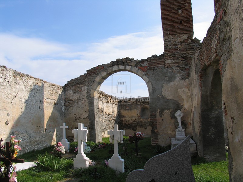 Vista del arco del cementerio