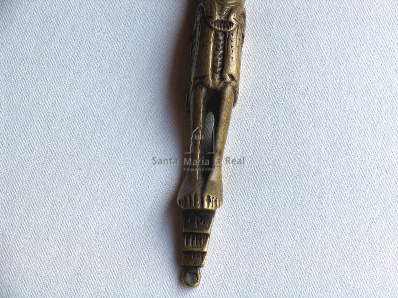 Cristo de bronce, detalle de las piernas