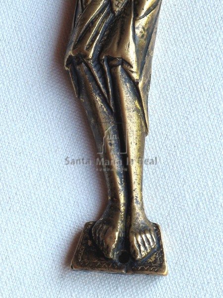 Cristo de bronce, detalle de los pies