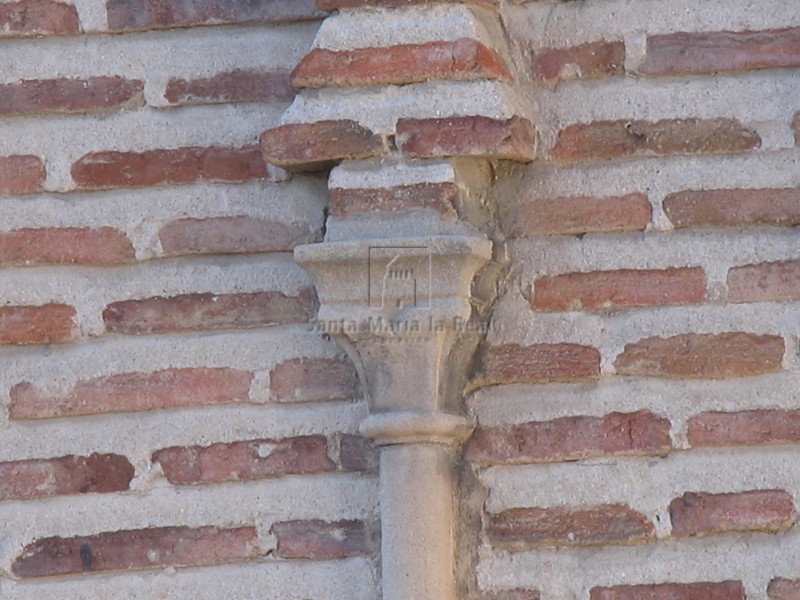 Capitel de columnilla de la arcada exterior