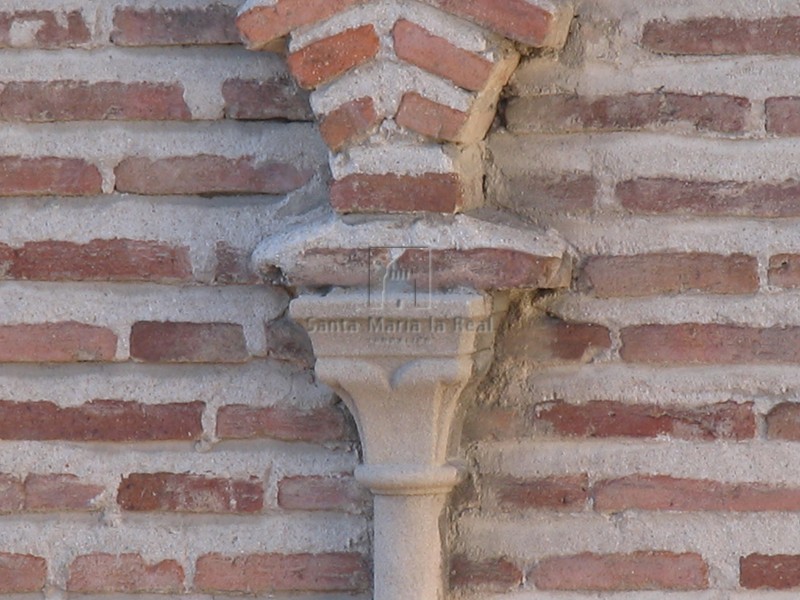 Capitel de columnilla de los arcos pentalobulados exteriores