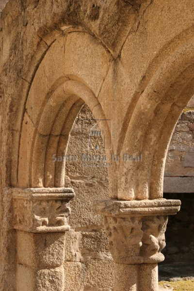 Capiteles de los arcos románicos.