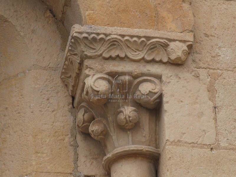 Capitel de columna de vano del ábside