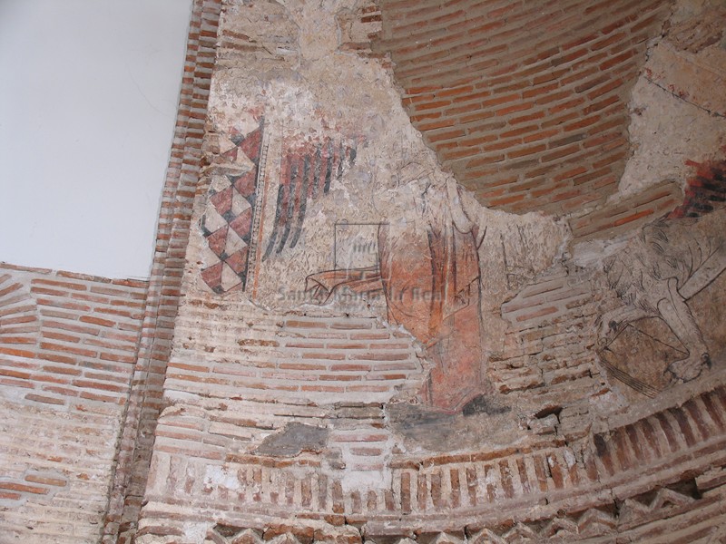 Detalle de las pinturas del ábside representando a San Marcos y figura de ángel