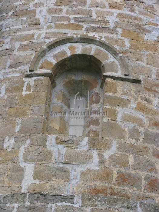 Vista exterior de la ventana del ábside