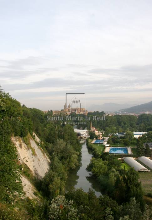La catedral de Pamplona asomada sobre la terraza del río Arga