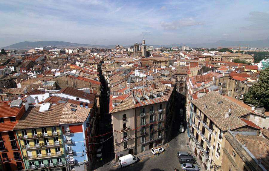 Vista de Pamplona con la catedral al fondo y detalle del trazado de las calles medievales