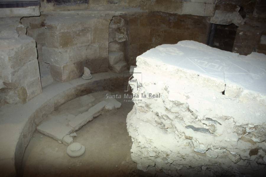 Cripta bajo la capilla meridional de la catedral románica descubierta en las excavaciones de 1992-1993