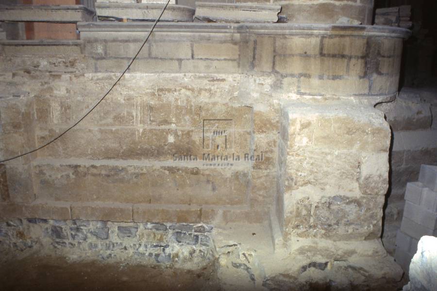 Cimentación y arranque del muro meridional de la capilla mayor de la catedral románica descubiertos en las excavaciones de 1992-1993
