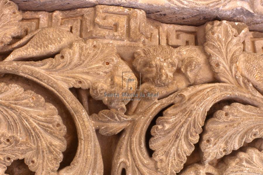 Detalle de un capitel del claustro de la catedral románica. Motivos vegetales con animales y cuatro personajes