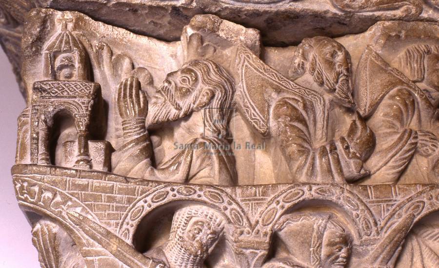 Detalle del capitel de Job del claustro de la catedral románica