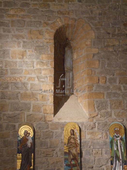 Detalle de la ventana en la capilla norte