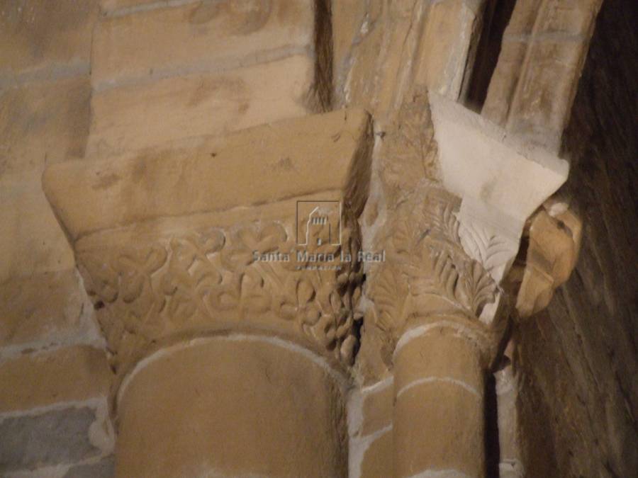 Detalle interior de un capitel de la capilla norte