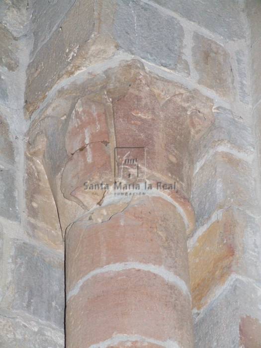 Detalle interior de un capitel de la capilla norte