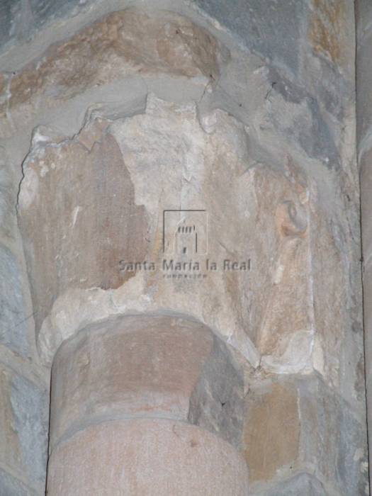 Detalle interior de un capitel de la capilla norte