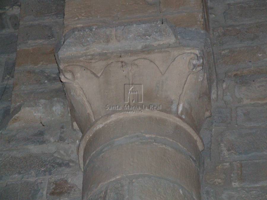 Detalle interior de un capitel en la nave norte