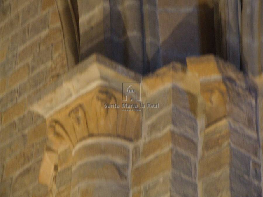 Detalle interior de los capiteles del crucero sur