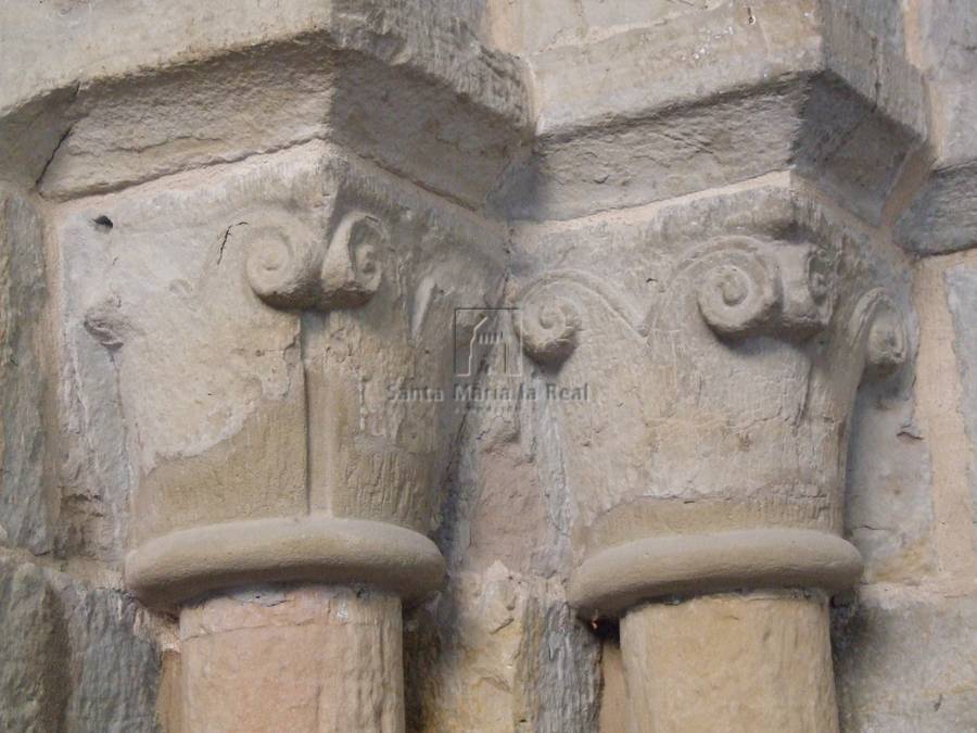 Detalle exterior de los capiteles del lado izquierdo de la portada norte