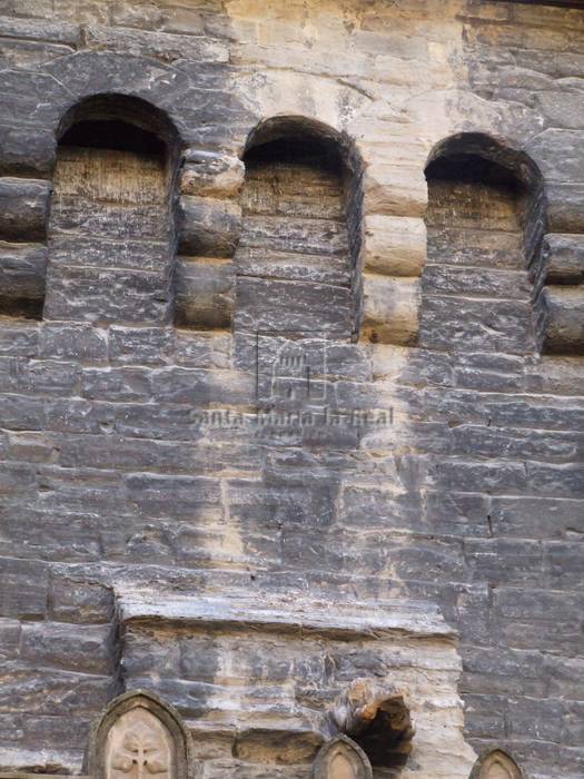 Detalle de los arcos lombardos en el muro norte