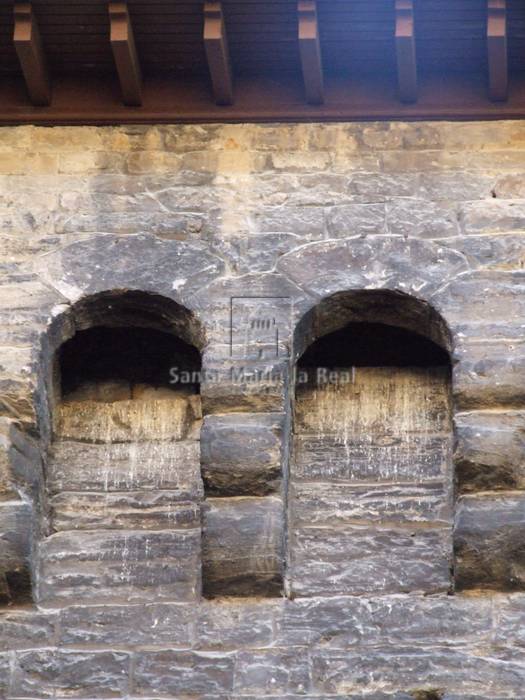 Detalle de los arcos lombardos en el muro norte
