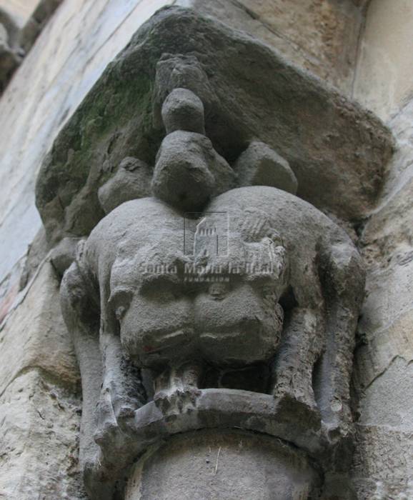 Capitel conservado en el patio