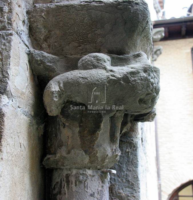 Capitel conservado en el patio