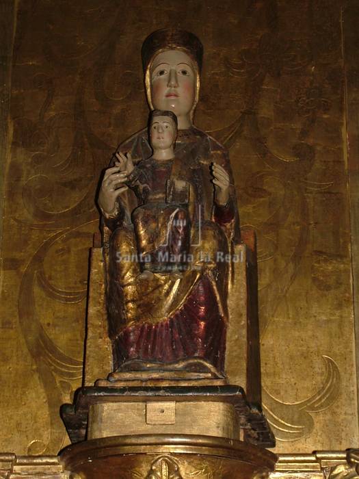 Vista lateral del frontal derecho de la imagen de Nuestra Señora del Sagrario