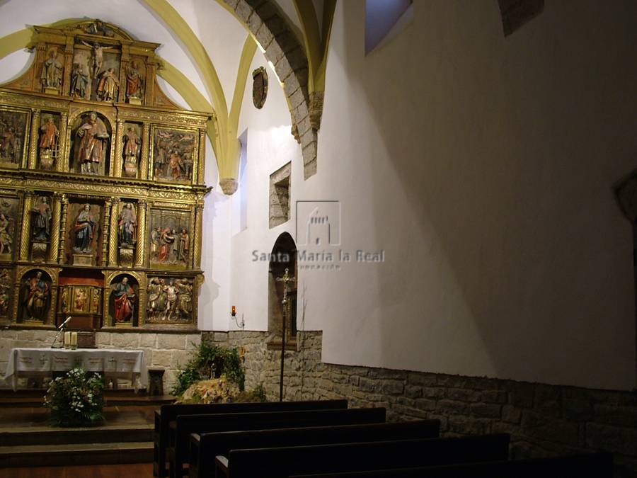 Vista frontal de imagen de San José con el Niño, situado en la capilla norte de la nave