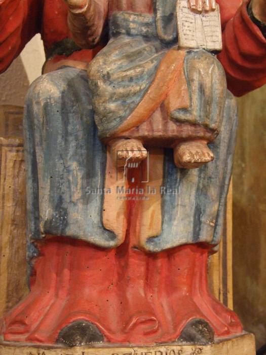 Detalle de los pies de la talla de la Virgen con el Niño