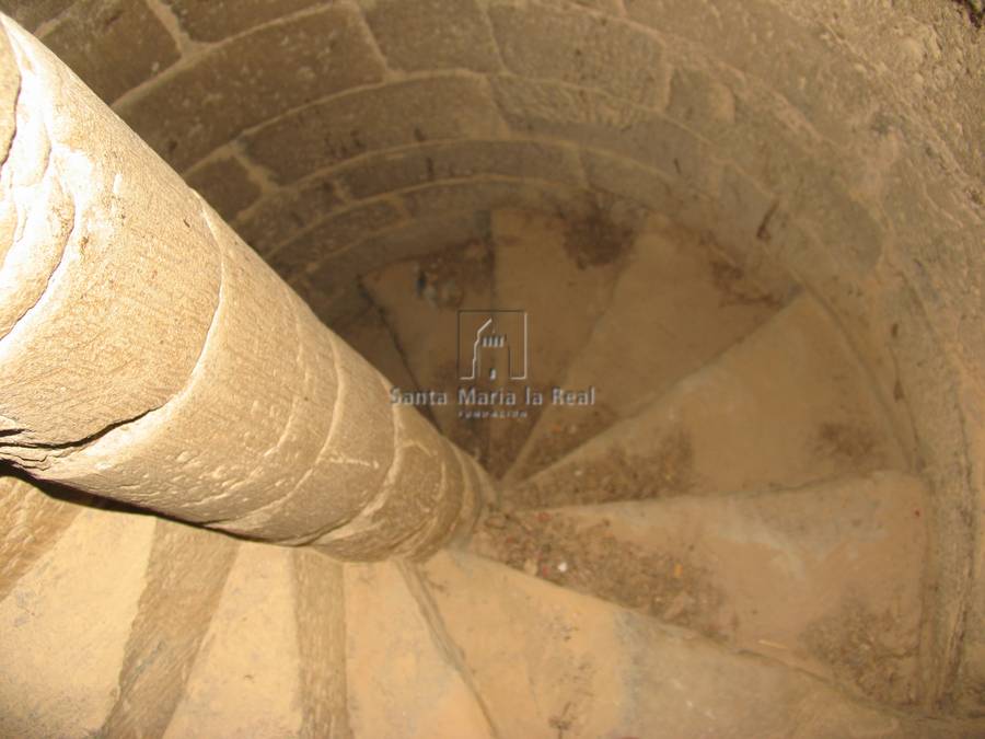 Escalera de caracol del interior de la torre