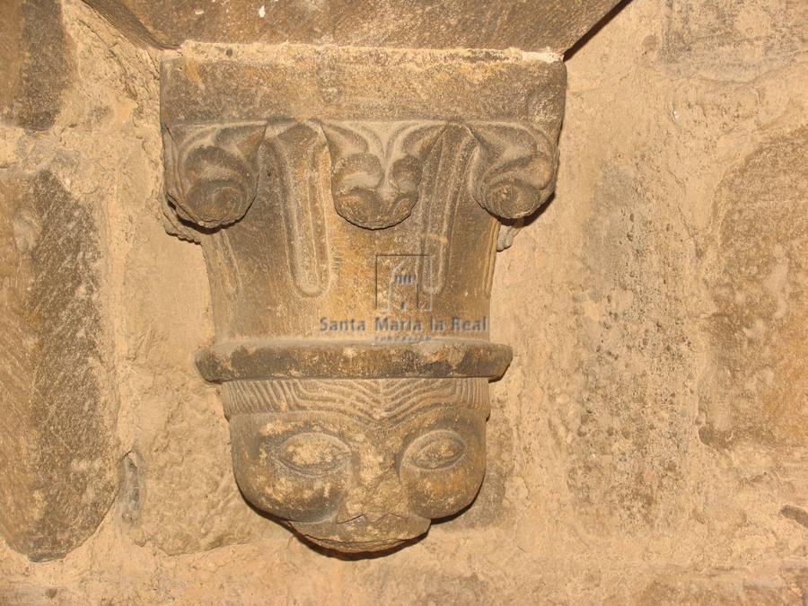 Ménsula en el interior del tercer piso de la torre. Rostro monstruoso