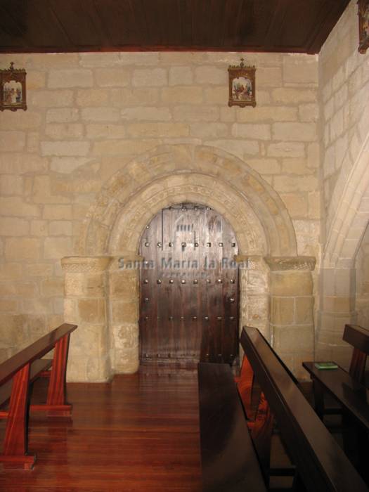 Vista interior de la portada de acceso al coro y trasladada de la antigua ermita de San Román