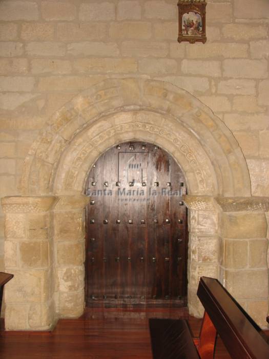 Vista interior de la portada de acceso al coro y trasladada de la antigua ermita de San Román