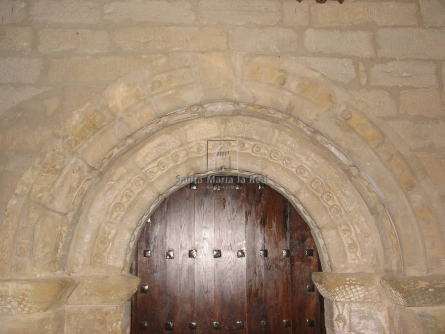 Detalle del interior de la portada de acceso al coro y trasladada de la antigua ermita de San Román