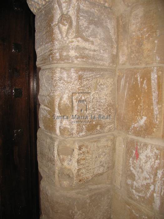 Detalle del montante decoradode la portada de acceso al coro y trasladada de la antigua ermita de San Román