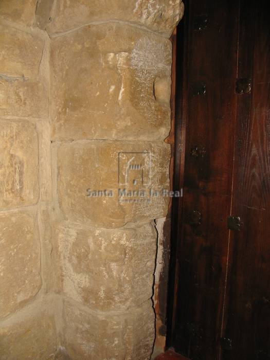 Detalle del montante decoradode la portada de acceso al coro y trasladada de la antigua ermita de San Román