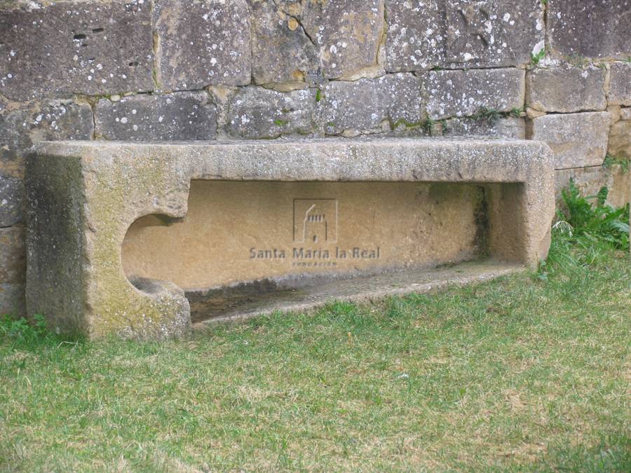 Sepulcro de piedra en el jardín