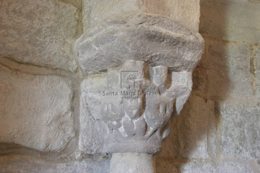Capitel situado el cuarto por la derecha de la arquería del primer nivel del ábside. Máscaras de monstruos