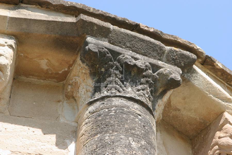 Capitel exterior de una semicolumna del presbiterio